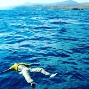 Lodovico Guenzi Instagram - Li scusi, signor ministro, se queste donne e questi uomini non viaggiano in prima classe, se non hanno il riscaldamento di inverno e l’aria condizionata d’estate, se non hanno il posto prenotato ma si accalcano in piedi su carghi fatiscenti, se non hanno i documenti che sbadati, se sono vestiti male, se sono così piccoli nel buio della notte sul mare, se hanno la sgraziata idea di lasciarsi affogare, se scappano da paesi in guerra a cui noi rubiamo le materie prime, dalla povertà di cui è fatta la nostra ricchezza, dai campi di tortura che noi finanziamo da molti anni, da prima che si potesse dare la colpa a un governo di destra, se credono che questo paese possa dare loro qualcosa di meglio di una vita da schiavi sotto caporale, o di un centro di identificazione in cui farsi menare, li scusi se non sanno proprio organizzare i viaggi, e per attraversare un inferno del genere spendono i risparmi di generazioni, perdoni il loro scarso fiuto per gli affari, signor ministro. Li scusi se annegano, e pure se non sono annegati. li perdoni, se può, visto che è così umano. #migranti #mortiinmare #piantedosi