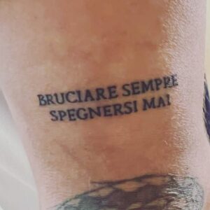 Lodovico Guenzi Instagram - Ti diranno di non splendere, pensavo. Ti avevo lasciata facendo un gran casino come il coglione che sono, tu eri più intelligente di me e volevi cambiare il mondo e io forse volevo soltanto essere ascoltato. Non ci parliamo da allora, e io mi vergogno ancora molto di non aver salvato nulla, di aver fatto tutto male e di essere stato scemo. Ti ho pensata molti anni dopo mentre scrivevo una canzone che in fondo parla di come io sia meglio fino quando non mi conosci, eri più bella come ipotesi. Ho voluto credere che tu non abbia smesso di splendere. Di ridere con la tua bocca grande, con i tuoi milioni di denti, di salvare la vita a chi ha a malapena quella, di lottare con una ostinazione tutta calabrese, di incazzarti, di piangere, di saperti prendere per il culo, di ricordati che non siamo solo vittime o solo carnefici, ma anche esseri umani, almeno fino a quando proviamo davvero a restare tali. A volte dei versi fanno il giro è questo mio augurio verso di te, da uno con cui non parli più, è finito nella testa e sulla pelle di gente che ha altre storie, che vive altre lotte. Mi piace pensare che sia la tua rabbia e il tuo amore ad aver fatto volare lontano queste quattro parole, mentre quaggiù tra noi resta solo il silenzio. #eripiubellacomeipotesi