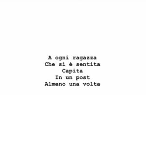 Lodovico Guenzi Instagram - Scrivo spesso immaginando di parlare con delle ragazze, nella stanza delle loro fragilità. Non che io capisca le donne, sia chiaro, perchè capire le donne è una frase che non vuol dire un cazzo. Le persone non sono uguali per gruppi, in base a cosa hanno tra le gambe o da dove vengono. Ma la cosa che capita più spesso, ed il pensiero mi emoziona, è che qualche ragazza scriva che si sente capita, che di solito gli uomini non lo fanno. Io sono un uomo così così nella vita, quando scrivo c’è più immaginazione che buona pratica. E credo che la vera cosa che ho in comune con chi mi legge sia l’appartenenza a una generazione senza futuro, nata poco dopo la fine dei diritti sul lavoro e poco prima della fine del mondo. Ma se c’è qualcosa che intravedo che ha a che fare anche con come vive una ragazza, il motivo è semplice. È perchè io non sono una ragazza. Il poco che ho capito di me come uomo, l’ho capito dalle donne. Di me come etero, dai gay. Di me come italiano, dagli stranieri. In questi anni strani in cui esiste il tema di chi è titolato a parlare e le idee sono viste come discoteche che fanno selezione all’ingresso, la realtà non cambia. Solo chi è diverso da te, per una questione di distanza, vede cose di te che tu non vedresti. L’unica salvezza è mescolarsi, parlare tra diversi, scoprirsi, farsi persino ferire, deridere, capire. Ama chi è diverso, chi non ti capisce come vorresti, chi ti dice una cosa che ti sembra sbagliata ma che ti sposta, chi non ti fa stare comodo, chi manda affanculo le tue certezze. L’unica speranza per essere se stessi, è stare con gli altri. #diversità