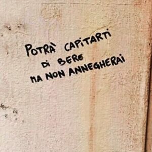 Lodovico Guenzi Instagram - Non risponderò sempre al telefono ma non ti chiamerò di notte per sapere dove sei, sarò lontano a volte ma mai invidioso della tua felicità, non cercherò di rovinarti una sera in cui bevi o godi o sei allegra e sentirò quando sale la marea della malinconia, quando avrai bisogno di chiedere a qualcuno che cazzo faccio di me stessa sarò onesto a dirti che non lo so, che solo tu lo sai, ma nel frattempo possiamo ridere, fare cazzate e farci male, non pensarci che è un modo più raffinato di pensarci davvero, far succedere le cose. E ti dirò che sei bella per me ma non importa, che non conta in fondo quel che penso io o un altro, e neanche importa se sei bella, è solo una maniera per metterti le mani sulle guance usando le parole. E con potrai urlare, dire cose orrende, cose che a pensarci ti vergogni, perché so chi sei e conosco il casino che fai quando hai paura di essere felice. E la porta sarà sempre aperta, sempre, puoi uscire quando vuoi senza promesse in tasca ma senza promesse in tasca penso che se dovessi tornare mi ritroverai. E poi chilometri di lettere, come in quella canzone, tutte da bruciare in un solo istante nudi a fare la guerra tra le nostre lentiggini. Ti va? #nientedispeciale
