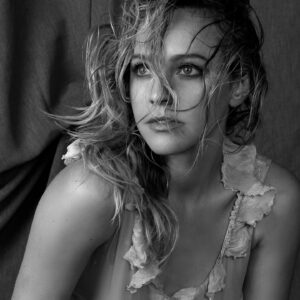Loes Haverkort Instagram - it’s OUT into the world💫🌍
 
With tremendous love and pride I present you the second single of my album coming up later this year!

HOLDING ON

When nothing is like it used to be and letting go can just be so damn hard. 
Know you are not alone 🤍
 

Hit the link in my bio and let me know what you think in the comments below✨

Love 
Loes 
 

#holdingon #single #release 
 
Couldn’t have done it without this magic team ->
Music: @florisverbeij @huubreijnders @papjonas @rikkraak @frank_vanessen @jos_pijnappel #renépagen 
Photo: @paca_productions @feriet @pascalle_koldenhof @kimprintemps