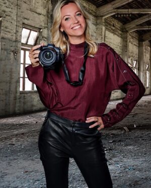 Loes Haverkort Instagram - Biijjjna!!
4 okt. is het zover! Op pad met een camera en een grote smile.
Es kijken hoe lang ik blijf lachen..🙈🥸 

Foto by the one& only natuurlijk @williamrutten 🤘