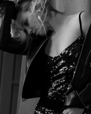 Loes Haverkort Instagram - Coming Up! My new song, tell you all about it next week❤️ 

For now enjoy the last day of 2021 and grab 2022 by the balls! 
Let’s do this 🤘

Credits to this beautiful team ✨
Concept & Design @paca_productions 
Picture @feriet 
Styling @pascalle_koldenhof 
Make Up @kimprintemps