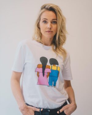 Loes Haverkort Instagram - Vandaag draag ik het verhaal van Nemisha, slachtoffer van seksuele uitbuiting. Ze is door Free a Girl bevrijdt en zit nu in een opvanghuis. Nemisha maakte een tekening over haar verhaal: “Ik kreeg een nieuw leven en een nieuw vriendinnetje toen ik in het opvanghuis aankwam”.

 Samen met @goat.organic.apparel heb ik voor @freeagirl de tekening van Nemisha verwerkt in een T-shirt. 
Door deze te kopen zorg je ervoor dat er nog meer meisjes bevrijd kunnen worden. 
Het t-shirt wordt verkocht via het Taking Action Platfrom van Goat. 
Link in bio!
Help ons 🤍🙏🏻. 
@freeagirl @goat.organic.apparel @paca_productions