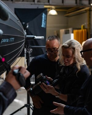 Loes Haverkort Instagram - Ooohh ik probeer al de hele ochtend in woorden te vatten wat deze aflevering toch betekend heeft voor mij, maar niets dekt de lading precies.
Ben beter met beeld geloof ik 🤓

Hieronder toch een poging😉

De alzheimer shoot. Lieve Anne Marie en Peter die zich zo mooi, hoopvol en open opstelden. Zoveel respect! Dank jullie wel 🙏

En toen de Schreeuw. 
Dat ik de essentie van dat schilderij mocht vastleggen samen met Floris..
Och man.

De Mens in Paniek omdat de wereld om hem heen schreeuwt.

Diep dankbaar voor deze foto, voor de kwetsbaarheid die Floris vol overgave  liet zien 🤍
Zo bijzonder dat we dit samen mochten doen ✨

De emotionele reis die Het Perfecte Plaatje heet dendert door 🚂 
Op naar Ierland!! ☘️