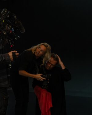 Loes Haverkort Instagram - Ooohh ik probeer al de hele ochtend in woorden te vatten wat deze aflevering toch betekend heeft voor mij, maar niets dekt de lading precies.
Ben beter met beeld geloof ik 🤓

Hieronder toch een poging😉

De alzheimer shoot. Lieve Anne Marie en Peter die zich zo mooi, hoopvol en open opstelden. Zoveel respect! Dank jullie wel 🙏

En toen de Schreeuw. 
Dat ik de essentie van dat schilderij mocht vastleggen samen met Floris..
Och man.

De Mens in Paniek omdat de wereld om hem heen schreeuwt.

Diep dankbaar voor deze foto, voor de kwetsbaarheid die Floris vol overgave  liet zien 🤍
Zo bijzonder dat we dit samen mochten doen ✨

De emotionele reis die Het Perfecte Plaatje heet dendert door 🚂 
Op naar Ierland!! ☘️