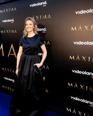 Loes Haverkort Instagram - Première van de serie Maxima👑

Eerste twee afleveringen mogen zien en dat smaakte naar meer!
De ontwapende energie van Máxima spatte van het scherm. En het zag er allemaal om te smullen zo mooi uit!
@millstreetfilms en de hele crew en cast gefeliciteerd 🎉

Dresscode Royal Chic
Thanks to:
@thecollectives.amsterdam  jurk @rochasofficial armband @chanelofficial 
Ik wilde wonen in deze klassieke prinsessenjurk met een moderne twist 🙌🏻 (geen tas nodig, alles in die zakken, niemand die het ziet🤘😂)
@judithneyens Royal My Way 😘✨