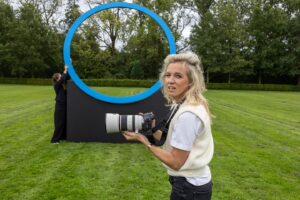 Loes Haverkort Instagram - SPOILER!
 Twee lastige opdrachten. 
Ik vond de defensie shoot tof om mee te maken, de adrenaline en concentratie in die paar minuten. Doen alsof. Gelukkig.
De strijd met de blauwe ring was daarentegen wel echt AAN🙈(swipe voor de backstage foto’s)
Gelukkig had ik 
@kristysnepvangers met haar Inspiration die samen zo rustig bleven en mij er doorheen sleepten😘 ❤️🙏 (krijg hier de volledige foto niet in beeld, maar de liefde spat er alsnog van af😘) 
 En weer een ronde verder mensen!!🙌🏻🙌🏻
