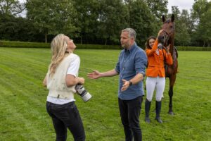Loes Haverkort Instagram - SPOILER!
 Twee lastige opdrachten. 
Ik vond de defensie shoot tof om mee te maken, de adrenaline en concentratie in die paar minuten. Doen alsof. Gelukkig.
De strijd met de blauwe ring was daarentegen wel echt AAN🙈(swipe voor de backstage foto’s)
Gelukkig had ik 
@kristysnepvangers met haar Inspiration die samen zo rustig bleven en mij er doorheen sleepten😘 ❤️🙏 (krijg hier de volledige foto niet in beeld, maar de liefde spat er alsnog van af😘) 
 En weer een ronde verder mensen!!🙌🏻🙌🏻