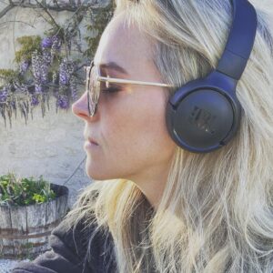 Loes Haverkort Instagram - Luisterend naar de final version van de single🙌🏻 Kan niet wachten om het jullie te laten horen🤍 #single #release #comingsoon