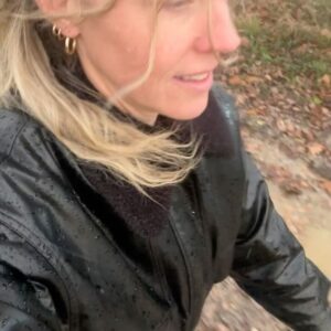 Loes Haverkort Instagram - Laatste wandeling van 2023 pretty much sums up this year. 
Hoge pieken Diepe dalen.
Zoveel lessen, harde en zachte. Fijne en pijnlijke. Allemaal ontzettend nodig. Om het Licht en Donker aan te kijken. Om diep te beseffen dat ik allebei nodig heb om mijn eigen regenboog te maken. Hoe eng ook. Die regenboog die leidt naar die pot met goud. En oh man wat ben ik dankbaar dat ik juist daardoor diepe liefde in alles heb mogen ervaren✨❤️
2024 bring it on! Klaar voor je 💥
