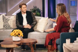 Logan Shroyer Instagram - My interview on @kellyclarksonshow airs tomorrow! I’m promoting something special 👀