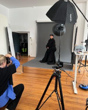 Loïc Nottet Instagram - Je profite d’être à J-1 avant la sortie de Mélodrame pour revenir avec vous sur ma collaboration avec la maison Natan. @natancouture 

Voilà presque un an maintenant que cette grande maison de couture m’a fait confiance : réalisant pour la première fois des pièces pour une collection homme. 

Un merci tout particulier à monsieur @edouardvermeulen et à @pieterjan.van.biesen pour leur confiance et leur bienveillance tout au long du processus de création. 

Aux côtés de leurs équipes, nous avons réussi à créer l’image que j’avais en tête pour ce nouveau projet. 

J’ai hâte que vous découvriez les pièces incroyables que nous vous réservons… 😏🪡

@lofficielbelgium  @lofficielhommesbelgium