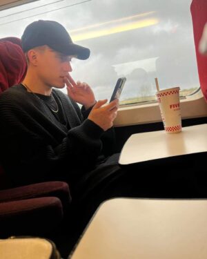 Loïc Nottet Instagram - Ces derniers jours… (Comme quoi les répètes sonnent pas toujours comme on l’imagine 😅! Grosse mention pour la crash de @louis_jassogne 😂! Elle était douce ahah!)

@matfrings @euge_nion