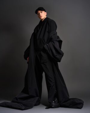 Loïc Nottet Instagram - Je profite d’être à J-1 avant la sortie de Mélodrame pour revenir avec vous sur ma collaboration avec la maison Natan. @natancouture 

Voilà presque un an maintenant que cette grande maison de couture m’a fait confiance : réalisant pour la première fois des pièces pour une collection homme. 

Un merci tout particulier à monsieur @edouardvermeulen et à @pieterjan.van.biesen pour leur confiance et leur bienveillance tout au long du processus de création. 

Aux côtés de leurs équipes, nous avons réussi à créer l’image que j’avais en tête pour ce nouveau projet. 

J’ai hâte que vous découvriez les pièces incroyables que nous vous réservons… 😏🪡

@lofficielbelgium  @lofficielhommesbelgium