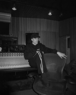 Loïc Nottet Instagram - ADDICTOCRATE* is OUT !! La version acoustique est dispo dès mtn partout - waw il y a deja 1 an que Addictocrate est sorti. J’en reviens pas, le temps passe trop vite ! Ecrire cet album entierement en français n’était pas un défi facile, parce que comme toute premiere fois, ça fait peur. Mais une année plus tard, je suis tellement fier et reconnaissant de tout ce que nous avons réalisé ensemble ! Et même si ce chapitre se clotura bientôt,  je voulais finir en beauté avec cette sortie « inattendue » 😬 happy us 👽!!