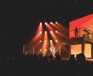 Loïc Nottet Instagram - nostalgia…  #SillygomaniaTour @forestnational @jensvannoten @louis_jassogne @virginielienard @matfrings @juvercleven

📸 @scenesbelges @lfab_photography @ecrandart