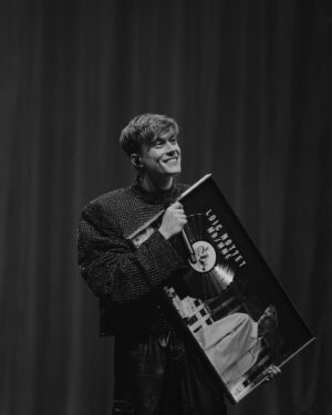Loïc Nottet Instagram - Paris Salle Pleyel complet hier soir! C’était magique merci 🤍

captured by @lou_bet