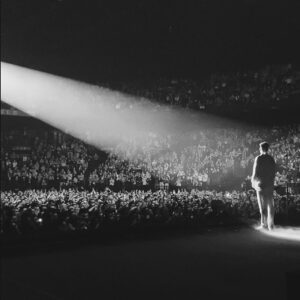 Loïc Nottet Instagram - Hier soir une page s’est tournée, Sillygomania Tour a pris fin sur la scène de Forest National à vos côtés et vous étiez plus de 8000 à venir applaudir ce show. 
Je remercie tout naturellement toute mon équipe, que ce soit les performers qui m’accompagnent sur scène : Mathieu, Louis, Virginie, Jens, Amy et pour l’occasion tous les danseurs additionnels mais aussi toutes les personnes que vous ne voyez pas, qui sont dans les coulisses et qui travaillent énormément pour que le show soit ce qu’il est. Je pense à Ulysse, Benoit, Emilien, Simon, Ju, Gaetano,Yassine, Caroline et Emy de live nation et tout ceux que j’oublie sûrement. 

Merci d’avoir donné vie à ce deuxième album malgré les circonstances et les conditions de ces 2 dernières années car grâce à vous l’album a pu vivre malgré tout. 
Je repense aussi au court-métrage « Candy », et je voudrais remercier mon label de m’avoir suivi dans mon délire « Halloweenesque » ainsi que toutes les personnes qui ont pu y participer. Je pense notamment à Karen De Paduwa qui n’a malheureusement pas pu être sur scène avec nous hier soir.
Et bien évidemment, je vous remercie vous TOUS car sans vous, cette dernière date à Forest n’aurait jamais eu lieu. Sillygomania n’aurait jamais pu être certifié disque d’or. Je me répète mais sans vous, je ne serai pas là où j’en suis aujourd’hui et je ne serai rien et donc encore un MERCI pour la vie que vous m’offrez.
Je m’arrête un peu pour le moment, je repars dans l’ombre pour préparer au mieux la suite. Je ne sais pas encore quand je reviendrai mais ce qui est sur c’est que je ne vous abandonne pas et je ne vous oublierai pas ainsi que tous les souvenirs que nous avons pu construire ensemble jusqu’à présent. 
Je vous souhaite une belle fin d’année à l’avance ainsi qu’un joyeux Noel. N’oubliez surtout pas de croire en vos rêves. 
Prenez soin de vous 
Et encore une fois « pour tout ça je vous dis MERCI » 🤍

@virginielienard @jensvannoten @matfrings @louis_jassogne @la_main_d_argent_ @juvercleven @amy_morrey @carolinerecoura @cendrineqrga @sandra_dv8 @asiacannoletta @hele1602 @floredrapier @unmecpresquepasconnu @ophelie.dicesare @@camille__vln @maelazeegers @prixiiiii @anae2mad @elimdu