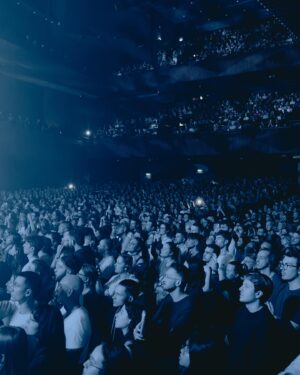 Loïc Nottet Instagram - Paris Salle Pleyel complet hier soir! C’était magique merci 🤍

captured by @lou_bet