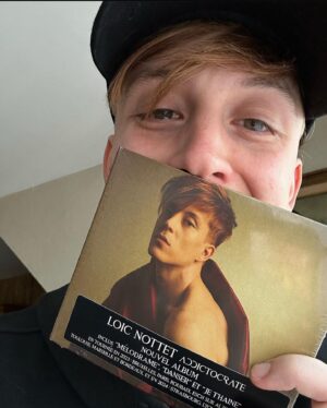 Loïc Nottet Instagram - ADDICTOCRATE* is OUT !! La version acoustique est dispo dès mtn partout - waw il y a deja 1 an que Addictocrate est sorti. J’en reviens pas, le temps passe trop vite ! Ecrire cet album entierement en français n’était pas un défi facile, parce que comme toute premiere fois, ça fait peur. Mais une année plus tard, je suis tellement fier et reconnaissant de tout ce que nous avons réalisé ensemble ! Et même si ce chapitre se clotura bientôt,  je voulais finir en beauté avec cette sortie « inattendue » 😬 happy us 👽!!
