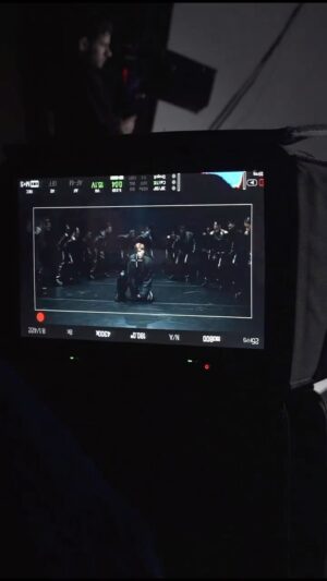 Loïc Nottet Instagram - Travail d’équipe 🤍

Il y a 3 semaines vous avez découvert « Danser » et même si le nom de la track semble explicite, le sens de cette chanson ne se limite pas à ce seul mot. 

« Danser » c’est aller au bout de vos rêves : qu’importe les médisants ou ceux qui voudraient vous voir échouer … 

Merci à toute l’équipe et aux danseurs courageux pour cette belle aventure !

🎥by @blg.prod