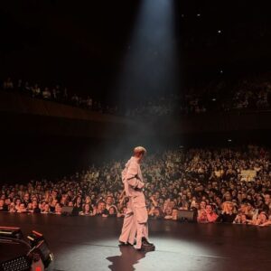 Loïc Nottet Instagram - Paris Salle Pleyel complet hier soir! C’était magique merci 🤍

captured by @lou_bet