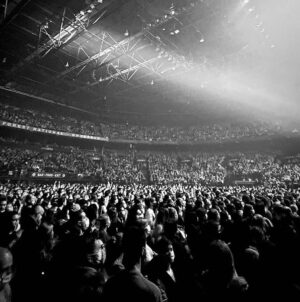 Loïc Nottet Instagram - Hier soir une page s’est tournée, Sillygomania Tour a pris fin sur la scène de Forest National à vos côtés et vous étiez plus de 8000 à venir applaudir ce show. 
Je remercie tout naturellement toute mon équipe, que ce soit les performers qui m’accompagnent sur scène : Mathieu, Louis, Virginie, Jens, Amy et pour l’occasion tous les danseurs additionnels mais aussi toutes les personnes que vous ne voyez pas, qui sont dans les coulisses et qui travaillent énormément pour que le show soit ce qu’il est. Je pense à Ulysse, Benoit, Emilien, Simon, Ju, Gaetano,Yassine, Caroline et Emy de live nation et tout ceux que j’oublie sûrement. 

Merci d’avoir donné vie à ce deuxième album malgré les circonstances et les conditions de ces 2 dernières années car grâce à vous l’album a pu vivre malgré tout. 
Je repense aussi au court-métrage « Candy », et je voudrais remercier mon label de m’avoir suivi dans mon délire « Halloweenesque » ainsi que toutes les personnes qui ont pu y participer. Je pense notamment à Karen De Paduwa qui n’a malheureusement pas pu être sur scène avec nous hier soir.
Et bien évidemment, je vous remercie vous TOUS car sans vous, cette dernière date à Forest n’aurait jamais eu lieu. Sillygomania n’aurait jamais pu être certifié disque d’or. Je me répète mais sans vous, je ne serai pas là où j’en suis aujourd’hui et je ne serai rien et donc encore un MERCI pour la vie que vous m’offrez.
Je m’arrête un peu pour le moment, je repars dans l’ombre pour préparer au mieux la suite. Je ne sais pas encore quand je reviendrai mais ce qui est sur c’est que je ne vous abandonne pas et je ne vous oublierai pas ainsi que tous les souvenirs que nous avons pu construire ensemble jusqu’à présent. 
Je vous souhaite une belle fin d’année à l’avance ainsi qu’un joyeux Noel. N’oubliez surtout pas de croire en vos rêves. 
Prenez soin de vous 
Et encore une fois « pour tout ça je vous dis MERCI » 🤍

@virginielienard @jensvannoten @matfrings @louis_jassogne @la_main_d_argent_ @juvercleven @amy_morrey @carolinerecoura @cendrineqrga @sandra_dv8 @asiacannoletta @hele1602 @floredrapier @unmecpresquepasconnu @ophelie.dicesare @@camille__vln @maelazeegers @prixiiiii @anae2mad @elimdu