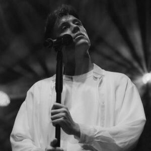 Loïc Nottet Instagram - Plus de 10millions de streams pour Mr/Mme sur spotify … MERCI 🙏🏻 ! J’étais si seul quand je l’ai écrite et composée et aujourd’hui on en est là🔥 ! C’est si beau de voir qu’au fond, personne n’est vraiment solitaire … on a toujours besoin des uns et des autres pour avancer et s’épanouir ! Encore merci pour le soutien et l’amour que vs me donnez ❤️‍🔥! #mr #mme #sillygomania #10m 📸 @hugolardenet
