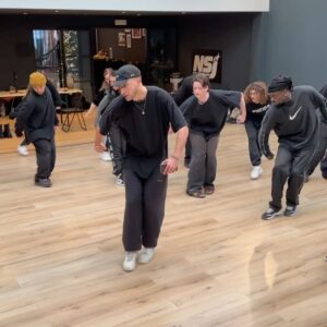 Loïc Nottet Instagram - Quelle aventure 🔮

Un timing serré, 20 danseurs et bien d’autres aventures encore … 

Ça y est : « Danser » est enfin là ☺️

Merci tout particulier à @loysassal pour son implication et ses compétences indispensables au projet 💪🏻

Merci aussi et évidemment aux 20 danseurs qui ont répondu présent et qui n’ont jamais rien lâché (que ce soit en repet ou lors du tournage qui n’a pas été de tout repos) 

VOUS ÊTES TOUTES ET TOUS DES GUERRIERS ⚔️

Qu’est ce que vous ressentez en écoutant Danser ? 💃🏽🕺🏼

📸by @blg.prod