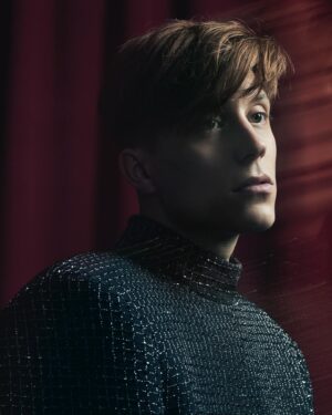 Loïc Nottet Instagram - 2022… Que dire sur cette année ? J’avoue que j’ai passé plus de temps à flipper et à angoisser du retour, que d’en profiter réellement ! Même si 2022 a eu ses moments de joie (Quick 🤤🤍) ahaha !  C’était une année très particulière pour moi, je revenais officiellement en français avec une nouvelle peau et de nouvelles sonorités ! J’étais vraiment pas à l’aise à l’idée de tout dévoiler et pourtant vous m’avez prouvé une fois de plus que toutes ces insomnies n’étaient vraiment pas nécessaires 🙏🏻! Tjrs présents, vous avez accueilli ce premier avant goût avec tellement d’amour et de compréhension ! Cette année a également marqué mes premiers pas dans le monde la mode avec ma collab aux côtés de monsieur Vermeulen 🥹! Merci encore à la maison Natan de m’avoir accueilli  dans ses ateliers avec autant de passion et de générosité !  J’ai également rencontré des personnes formidables qui m’ont aidé à embellir ma vision et enrichir mon univers 🙏🏻! Une diversité qui m’a beaucoup enrichi humainement et (j’espère) artistiquement 👨🏼‍🎨
2023 s’annonce grande 🤞🏻… Tant de projets arrivent ! En attendant de pouvoir en dire plus, ne partez pas trop loin… Janvier pourrait avoir droit, à son tour, à son levé de rideaux 😏🖤! Belle année à toutes et à tous 🍾!

📷 : @zebdaemen