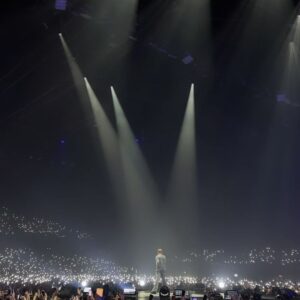 Loïc Nottet Instagram - Il y a 10 ans, et pour la toute première fois, j’ai décidé de venir chanter devant quelqu’un d’autre que le reflet du miroir de ma salle de bain… 

Et comme je fais jamais les choses à moitié : c’est à The Voice, devant la Belgique entière, que j’ai voulu passer ce cap. 

À l’époque, j’ai été aidé par une coach en or, qui n’a pas cessé de me porter musicalement et spirituellement depuis … Mama, luv you ❤️. 

J’ai aussi … et surtout, été soutenu et porté par un public qui m’a toujours donné l’impression de compter dans ce monde 🪐 . 

Je pourrais évidemment aussi citer l’Eurovision, cette aventure dont je resterai à jamais fier : si vous saviez à quel point ça a été compliqué pour qu’on accepte ma mise en scène ultra sobre à l’époque … « c’est l’Eurovision t’es sûr que tu veux arriver tout en noir et blanc, sans paillette ni feu d’artifice ? » 4 eme en faisant ça … imagine si j’avais ajouté des paillettes 😎

Des anecdotes croyez moi sur 10 ans je pourrais en faire une soirée spéciale 😅

Danse avec les stars évidemment … Difficile de l’oublier : si on m’avait dit que le petit belge le moins « star » du groupe gagnerait un programme qui porte ce nom là je suis pas certain que je l’aurai cru. 

Bref 10 ans de folie … 10 ans d’amour … 10 ans que je n’aurais jamais pu fêter sans vous ❤️

📸 : @e.daily.art / @juliaduboisrosca / @bryan__denis 
@ing.arena.brussels @livenationbe @sonymusicbe