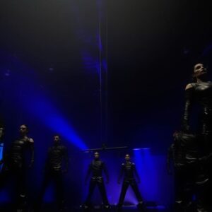 Loïc Nottet Instagram - Il y a 10 ans, et pour la toute première fois, j’ai décidé de venir chanter devant quelqu’un d’autre que le reflet du miroir de ma salle de bain… 

Et comme je fais jamais les choses à moitié : c’est à The Voice, devant la Belgique entière, que j’ai voulu passer ce cap. 

À l’époque, j’ai été aidé par une coach en or, qui n’a pas cessé de me porter musicalement et spirituellement depuis … Mama, luv you ❤️. 

J’ai aussi … et surtout, été soutenu et porté par un public qui m’a toujours donné l’impression de compter dans ce monde 🪐 . 

Je pourrais évidemment aussi citer l’Eurovision, cette aventure dont je resterai à jamais fier : si vous saviez à quel point ça a été compliqué pour qu’on accepte ma mise en scène ultra sobre à l’époque … « c’est l’Eurovision t’es sûr que tu veux arriver tout en noir et blanc, sans paillette ni feu d’artifice ? » 4 eme en faisant ça … imagine si j’avais ajouté des paillettes 😎

Des anecdotes croyez moi sur 10 ans je pourrais en faire une soirée spéciale 😅

Danse avec les stars évidemment … Difficile de l’oublier : si on m’avait dit que le petit belge le moins « star » du groupe gagnerait un programme qui porte ce nom là je suis pas certain que je l’aurai cru. 

Bref 10 ans de folie … 10 ans d’amour … 10 ans que je n’aurais jamais pu fêter sans vous ❤️

📸 : @e.daily.art / @juliaduboisrosca / @bryan__denis 
@ing.arena.brussels @livenationbe @sonymusicbe