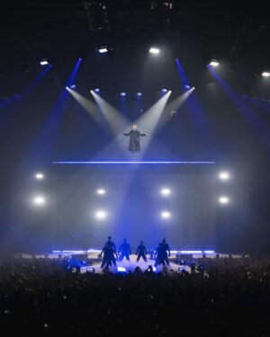 Loïc Nottet Instagram - Il y a 10 ans, et pour la toute première fois, j’ai décidé de venir chanter devant quelqu’un d’autre que le reflet du miroir de ma salle de bain… 

Et comme je fais jamais les choses à moitié : c’est à The Voice, devant la Belgique entière, que j’ai voulu passer ce cap. 

À l’époque, j’ai été aidé par une coach en or, qui n’a pas cessé de me porter musicalement et spirituellement depuis … Mama, luv you ❤️. 

J’ai aussi … et surtout, été soutenu et porté par un public qui m’a toujours donné l’impression de compter dans ce monde 🪐 . 

Je pourrais évidemment aussi citer l’Eurovision, cette aventure dont je resterai à jamais fier : si vous saviez à quel point ça a été compliqué pour qu’on accepte ma mise en scène ultra sobre à l’époque … « c’est l’Eurovision t’es sûr que tu veux arriver tout en noir et blanc, sans paillette ni feu d’artifice ? » 4 eme en faisant ça … imagine si j’avais ajouté des paillettes 😎

Des anecdotes croyez moi sur 10 ans je pourrais en faire une soirée spéciale 😅

Danse avec les stars évidemment … Difficile de l’oublier : si on m’avait dit que le petit belge le moins « star » du groupe gagnerait un programme qui porte ce nom là je suis pas certain que je l’aurai cru. 

Bref 10 ans de folie … 10 ans d’amour … 10 ans que je n’aurais jamais pu fêter sans vous ❤️

📸 : @e.daily.art / @juliaduboisrosca / @bryan__denis 
@ing.arena.brussels @livenationbe @sonymusicbe
