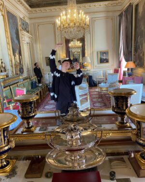 Loïc Nottet Instagram - Un rêve réalisé et un souvenir ancré pour très  longtemps … Quelle semaine folle … 

Merci une fois encore à la maison @natancouture de m’avoir permis de faire partie de cette incroyable aventure ! Merci pour la confiance ! Quelle fierté de voir une collection couture entièrement défiler sur ADDICTOCRATE ! Grâce à vous et à monsieur @edouardvermeulen , j’ai pu enfin découvrir ce monde qui me passionnait tant depuis tout petit ! Travailler avec des ateliers aussi prestigieux  et conclure ensuite par le défilé ont été pour moi un véritable honneur 🫶🏻! J’ai tellement  appris et grandi grâce à cette nouvelle expérience ( que j’espère bien réitérer très vite d’ailleurs ahah) ! Vraiment, ces moments seront gravés pour très longtemps ! J’ai des frissons et des flashs plein les yeux en écrivant ces quelques lignes tellement ces derniers jours furent intenses 🔥 ! Merci également à toute mon équipe de me suivre dans tous mes projets, cette histoire n’aurait vraiment pas été la même sans vous ❤️! 

Encore un heureux anniversaire 🌼 et longue vie à @natancouture ! #FashionWeek2k23