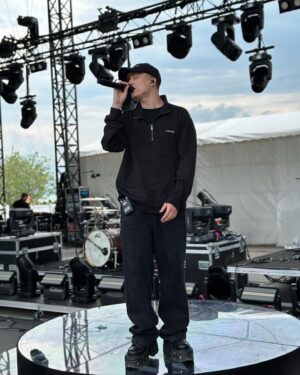 Loïc Nottet Instagram - 1er festival ✅🔥

Hier soir on était au @vibiscumfestival et quel bonheur ça a été de revenir en Suisse 🇨🇭 

Si certains ont pu croire que la pluie gâcherait le moment, il est clair qu’elle l’a finalement rendu encore plus beau ☔️🤍

C’était aussi l’occasion pour moi de vous annoncer que l’on revient très vite puisqu’on se retrouvera le 21 MARS 2024 à THÔNEX 
(Lien de la billetterie bientôt dispo, je vous tiens au courant) 📸 @ilography_.