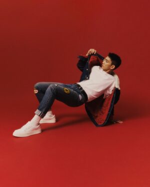 Lokman Yeung Instagram - Levi’s®️ Through the Line新一年 經典為引 打破界限 
牛仔褲嘅布邊設計象徵高端品質，Levi’s®️ Through the Line新年品牌活動以赤耳布邊所形成的線條為類比，寓意新一年不斷突破又重塑經典，打破舊有界限，忠於自我突破每一線可能！ 

Let’s break boundaries together!❤️‍🔥💪🏼
 
#LevisThroughTheLine 
#LevisSelvedge 
#LevisMadeInJapan 
#DenimOnDenim 
#Levis_hongkong
#liveinlevis