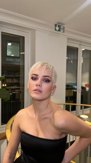 Lola Antolinos Instagram - Yes I am. Paradoxe 🤍

Big thanks @heroeshair x @jeanlouisdavidfr you did a masterclass 🖤