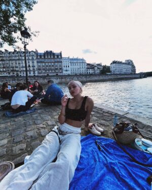 Lola Antolinos Instagram - Plus ou moins chic