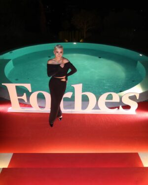 Lola Antolinos Instagram - @forbes diner at Cannes 🖤

Mon premier Cannes, mon premier Getty, mon premier dîner Forbes, et tout ça surtout toujours bien entourée @lythancottaz love u 

Merci @labruneetlablondeparis pour ces bijoux incroyables 
@anna_october_ pour ma sublime robe 
@balmainhair pour la coiffure de l’année 
@narsissist pour ce makeup plus glam que dans mes rêves 

bébé moi est émue et heureuse🥹
