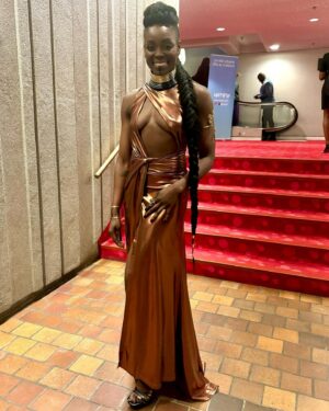 Lolitta Dandoy Instagram - Les plus beaux looks du Gala Dynastie 

Believe it or not, c’était mon premier @galadynastie… et j’ai adoré ma soirée! Non seulement les prestations étaient 🔥, mais l’animation était assumée et pertinente. Côté mode, j’avais toujours suivi le gala sur les réseaux sociaux et je savais à quoi m’attendre, mais je vous avoue que c’était encore mieux en vrai!

Voici mes looks préférés de la soirée… dans aucun ordre particulier, juste du gros love pour le glam, la beauté, l’attention aux détails et les cheveux (omg j’aurais pu faire une publication juste là-dessus)!

1 baby2faces @lissa_pas_ltemps_dniaiser @sylkiesly toutes en bijoux de corps @_lacorneille_ 

2 @penandeestime porte des accessoires @boutiqueespaceurbain La coiffure est signée @odia_le_salon_academie 

3 @theofficialnehemie porte le blazer de son père, la cravate de son frère et tout le reste est DIY

4 Naomie Caron de @selfishswimwear porte sa propre création 

5 @queen_esie porte sa propre création 

6 @willycmoi porte un look par @nathanaelcreation 

7 @sas.duran10 porte une robe en plumes et strass dénichée sur le web et sa coiffure est signée @odia_le_salon_academie 

 8 @sheyumboe porte sa propre création 

9 @mynameisaicha porte une robe signée @lesley_hampton 

10 Quand je vous dis que j’aurais pu faire un post juste sur les cheveux… coiffure extraordinaire par @braids_mini