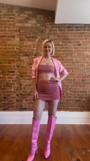 Lolitta Dandoy Instagram - 🍭CONCOURS BAL SUCRÉ (terminé)🍭

Le @bal_sucre c’est le 3 mai et j’ai déjà fait le tour de ma garde-robe pour trouver le look parfait… mais surtout dans le but de vous offrir 2 billets pour la soirée la plus sweet de l’année! 

Tout ce que vous avez à faire pour gagner c’est:
-Voter pour le look que je devrais porter
-Tagger la personne que vous inviteriez
-Suivre @lolittadandoy & @bal_sucre 

Vous avez jusqu’à dimanche 28 avril à 19h pour participer et j’annoncerai le gagnant dans mes stories le soir même!

Si vous ne connaissez pas encore ce magnifique événement…. Il est organisé par le Jeune McCord philanthrope et a comme objectif de soutenir les programmes éducatifs et culturels du @museemccordstewart offerts à plus de 10 000 jeunes.

Bonne chance!!