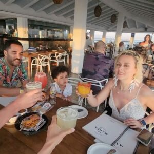 Lolitta Dandoy Instagram - This is 44☀️

C’est mon anniversaire aujourd’hui, mais j’ai déjà eu la chance de le fêter la semaine dernière au Mexique… et je veux juste dire merci à Joe, Charlie et à mes précieux amis Véro et Michael💖 Si vous saviez comme je suis reconnaissante pour cette parfaite journée qui a commencé par une course sur le Malecon, suivie d’une aprèm à la plage, d’un apéro avec la plus belle vue sur le Pacifique et qui s’est terminée par un délicieux petit souper dans le vieux Mazatlán.

Merci, merci, merci! Si mon année pouvait ressembler un tout petit peu à cette journée, mon cœur serait comblé!
