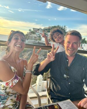 Lolitta Dandoy Instagram - This is 44☀️

C’est mon anniversaire aujourd’hui, mais j’ai déjà eu la chance de le fêter la semaine dernière au Mexique… et je veux juste dire merci à Joe, Charlie et à mes précieux amis Véro et Michael💖 Si vous saviez comme je suis reconnaissante pour cette parfaite journée qui a commencé par une course sur le Malecon, suivie d’une aprèm à la plage, d’un apéro avec la plus belle vue sur le Pacifique et qui s’est terminée par un délicieux petit souper dans le vieux Mazatlán.

Merci, merci, merci! Si mon année pouvait ressembler un tout petit peu à cette journée, mon cœur serait comblé!