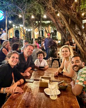 Lolitta Dandoy Instagram - This is 44☀️

C’est mon anniversaire aujourd’hui, mais j’ai déjà eu la chance de le fêter la semaine dernière au Mexique… et je veux juste dire merci à Joe, Charlie et à mes précieux amis Véro et Michael💖 Si vous saviez comme je suis reconnaissante pour cette parfaite journée qui a commencé par une course sur le Malecon, suivie d’une aprèm à la plage, d’un apéro avec la plus belle vue sur le Pacifique et qui s’est terminée par un délicieux petit souper dans le vieux Mazatlán.

Merci, merci, merci! Si mon année pouvait ressembler un tout petit peu à cette journée, mon cœur serait comblé!