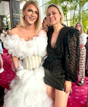 Lolitta Dandoy Instagram - Je suis | Céline Dion

Je suis fan de @celinedion depuis mon arrivée au Québec… en fait, depuis l’album Incognito. J’avais 7 ans et je trouvais ça vraiment cool qu’elle ait une chanson appelée Lolita (même si je n’en comprenais pas trop la signification). The rest is history, comme on dit… sa discographie est un peu le soundtrack de ma vie. 

Tout pour dire que j’étais très heureuse d’assister à la première de #jesuiscelinedion. Je savais évidemment de quoi traitait le film et que j’allais pleurer, mais omg je n’étais pas prête à voir Céline aussi vulnérable. Et jamais je n’aurais pensé qu’elle nous laisserait entrer dans l’intimité de ce qu’elle vit avec sa maladie.

Pour être honnête, la séquence où on la voit traverser une crise est insoutenable et quelques personnes ont quitté la projection. Mais ce qui reste avec moi c’est qu’il n’y avait personne d’indifférent. Et ça c’est puissant. Dans un monde où on est bombardés d’images difficiles qu’on oublie presque instantanément, je trouve ça extraordinaire de savoir que tous ceux qui étaient là n’oublieront pas ce qu’ils ont vu.

Et je ne dis pas ça de façon masochiste, je crois véritablement que ces images sont nécessaires. Quand j’étais malade, je me suis cachée, je voulais que personne ne sache ce que je vivais et encore moins qu’on me voit prostrée dans mon lit, incapable de me lever. Mais si on cache la maladie, comment peut-on l’accepter? 

Juste avant la projection, Céline nous a dit que ce film était pour nous. Et c’est exactement ce que j’ai ressenti… un autre cadeau extraordinaire, comme l’album D’eux, ses tournées ou de manière plus personnelle, son exceptionnelle gentillesse quand j’ai eu la chance de la rencontrer en 2017. 

J’espère que ce film est aussi un peu pour elle, qu’il lui permettra d’enlever un poids de ses épaules, d’être plus en paix et surtout, que ça sera l’occasion que le monde entier lui dise qu’elle ne devrait sentir aucune culpabilité envers ses fans. Qu’on est tous là pour l’arbre, et non pour les pommes parfaites qu’elle nous donne depuis plus de 40 ans (vous comprendrez quand vous verrez le film - qui sort le 25 juin sur @primevideoca)

Merci Céline❤️