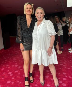 Lolitta Dandoy Instagram - Je suis | Céline Dion

Je suis fan de @celinedion depuis mon arrivée au Québec… en fait, depuis l’album Incognito. J’avais 7 ans et je trouvais ça vraiment cool qu’elle ait une chanson appelée Lolita (même si je n’en comprenais pas trop la signification). The rest is history, comme on dit… sa discographie est un peu le soundtrack de ma vie. 

Tout pour dire que j’étais très heureuse d’assister à la première de #jesuiscelinedion. Je savais évidemment de quoi traitait le film et que j’allais pleurer, mais omg je n’étais pas prête à voir Céline aussi vulnérable. Et jamais je n’aurais pensé qu’elle nous laisserait entrer dans l’intimité de ce qu’elle vit avec sa maladie.

Pour être honnête, la séquence où on la voit traverser une crise est insoutenable et quelques personnes ont quitté la projection. Mais ce qui reste avec moi c’est qu’il n’y avait personne d’indifférent. Et ça c’est puissant. Dans un monde où on est bombardés d’images difficiles qu’on oublie presque instantanément, je trouve ça extraordinaire de savoir que tous ceux qui étaient là n’oublieront pas ce qu’ils ont vu.

Et je ne dis pas ça de façon masochiste, je crois véritablement que ces images sont nécessaires. Quand j’étais malade, je me suis cachée, je voulais que personne ne sache ce que je vivais et encore moins qu’on me voit prostrée dans mon lit, incapable de me lever. Mais si on cache la maladie, comment peut-on l’accepter? 

Juste avant la projection, Céline nous a dit que ce film était pour nous. Et c’est exactement ce que j’ai ressenti… un autre cadeau extraordinaire, comme l’album D’eux, ses tournées ou de manière plus personnelle, son exceptionnelle gentillesse quand j’ai eu la chance de la rencontrer en 2017. 

J’espère que ce film est aussi un peu pour elle, qu’il lui permettra d’enlever un poids de ses épaules, d’être plus en paix et surtout, que ça sera l’occasion que le monde entier lui dise qu’elle ne devrait sentir aucune culpabilité envers ses fans. Qu’on est tous là pour l’arbre, et non pour les pommes parfaites qu’elle nous donne depuis plus de 40 ans (vous comprendrez quand vous verrez le film - qui sort le 25 juin sur @primevideoca)

Merci Céline❤️