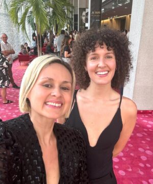 Lolitta Dandoy Instagram - Je suis | Céline Dion

Je suis fan de @celinedion depuis mon arrivée au Québec… en fait, depuis l’album Incognito. J’avais 7 ans et je trouvais ça vraiment cool qu’elle ait une chanson appelée Lolita (même si je n’en comprenais pas trop la signification). The rest is history, comme on dit… sa discographie est un peu le soundtrack de ma vie. 

Tout pour dire que j’étais très heureuse d’assister à la première de #jesuiscelinedion. Je savais évidemment de quoi traitait le film et que j’allais pleurer, mais omg je n’étais pas prête à voir Céline aussi vulnérable. Et jamais je n’aurais pensé qu’elle nous laisserait entrer dans l’intimité de ce qu’elle vit avec sa maladie.

Pour être honnête, la séquence où on la voit traverser une crise est insoutenable et quelques personnes ont quitté la projection. Mais ce qui reste avec moi c’est qu’il n’y avait personne d’indifférent. Et ça c’est puissant. Dans un monde où on est bombardés d’images difficiles qu’on oublie presque instantanément, je trouve ça extraordinaire de savoir que tous ceux qui étaient là n’oublieront pas ce qu’ils ont vu.

Et je ne dis pas ça de façon masochiste, je crois véritablement que ces images sont nécessaires. Quand j’étais malade, je me suis cachée, je voulais que personne ne sache ce que je vivais et encore moins qu’on me voit prostrée dans mon lit, incapable de me lever. Mais si on cache la maladie, comment peut-on l’accepter? 

Juste avant la projection, Céline nous a dit que ce film était pour nous. Et c’est exactement ce que j’ai ressenti… un autre cadeau extraordinaire, comme l’album D’eux, ses tournées ou de manière plus personnelle, son exceptionnelle gentillesse quand j’ai eu la chance de la rencontrer en 2017. 

J’espère que ce film est aussi un peu pour elle, qu’il lui permettra d’enlever un poids de ses épaules, d’être plus en paix et surtout, que ça sera l’occasion que le monde entier lui dise qu’elle ne devrait sentir aucune culpabilité envers ses fans. Qu’on est tous là pour l’arbre, et non pour les pommes parfaites qu’elle nous donne depuis plus de 40 ans (vous comprendrez quand vous verrez le film - qui sort le 25 juin sur @primevideoca)

Merci Céline❤️