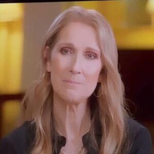 Lolitta Dandoy Instagram - Je suis | Céline Dion

Je suis fan de @celinedion depuis mon arrivée au Québec… en fait, depuis l’album Incognito. J’avais 7 ans et je trouvais ça vraiment cool qu’elle ait une chanson appelée Lolita (même si je n’en comprenais pas trop la signification). The rest is history, comme on dit… sa discographie est un peu le soundtrack de ma vie. 

Tout pour dire que j’étais très heureuse d’assister à la première de #jesuiscelinedion. Je savais évidemment de quoi traitait le film et que j’allais pleurer, mais omg je n’étais pas prête à voir Céline aussi vulnérable. Et jamais je n’aurais pensé qu’elle nous laisserait entrer dans l’intimité de ce qu’elle vit avec sa maladie.

Pour être honnête, la séquence où on la voit traverser une crise est insoutenable et quelques personnes ont quitté la projection. Mais ce qui reste avec moi c’est qu’il n’y avait personne d’indifférent. Et ça c’est puissant. Dans un monde où on est bombardés d’images difficiles qu’on oublie presque instantanément, je trouve ça extraordinaire de savoir que tous ceux qui étaient là n’oublieront pas ce qu’ils ont vu.

Et je ne dis pas ça de façon masochiste, je crois véritablement que ces images sont nécessaires. Quand j’étais malade, je me suis cachée, je voulais que personne ne sache ce que je vivais et encore moins qu’on me voit prostrée dans mon lit, incapable de me lever. Mais si on cache la maladie, comment peut-on l’accepter? 

Juste avant la projection, Céline nous a dit que ce film était pour nous. Et c’est exactement ce que j’ai ressenti… un autre cadeau extraordinaire, comme l’album D’eux, ses tournées ou de manière plus personnelle, son exceptionnelle gentillesse quand j’ai eu la chance de la rencontrer en 2017. 

J’espère que ce film est aussi un peu pour elle, qu’il lui permettra d’enlever un poids de ses épaules, d’être plus en paix et surtout, que ça sera l’occasion que le monde entier lui dise qu’elle ne devrait sentir aucune culpabilité envers ses fans. Qu’on est tous là pour l’arbre, et non pour les pommes parfaites qu’elle nous donne depuis plus de 40 ans (vous comprendrez quand vous verrez le film - qui sort le 25 juin sur @primevideoca)

Merci Céline❤️