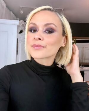Lolitta Dandoy Instagram - Bal de la Jonquille 2024

Même si j’arrivais de voyage - après un vol de nuit- rien n’aurait pu m’empêcher d’être présente au plus important événement de financement de la @societeducancer! 

Comme d’habitude, c’était une soirée forte en émotions remplie de belles rencontres, magnifiques prestations ( @beyriesmusic 💖) et touchants témoignages, qui nous ont rappelé l’importance de donner pour continuer à faire avancer la recherche, et ultimement sauver des vies! Si vous le pouvez, je vous invite d’ailleurs à donner @ cancer.ca ou via mes stories!

Pour ce qui est de la thématique, on était simplement invités à se laisser inspirer par les couleurs du printemps… et c’est ce que j’ai fait! Je n’avais pas exactement le temps de magasiner un look, donc j’ai ressorti cette jupe dénichée il y a 7 ans @boutique1861 et emprunté ce haut dans la penderie @lesfeesmarraines, une heure avant le bal! 

💄 @vero.d.espacemakeup (voir slide 5)
🙎🏼‍♀️ @monia_grieco_colorist @benoit4955 
📷 @karineparadis_ & @bertexertier